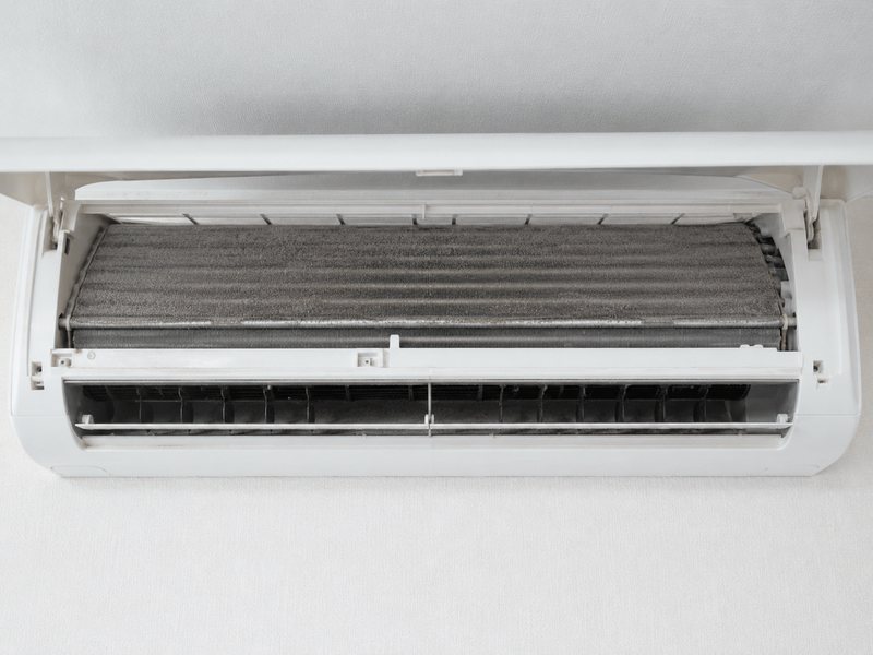 清掃前のエアコン内部。フィン全体がホコリで覆われている
