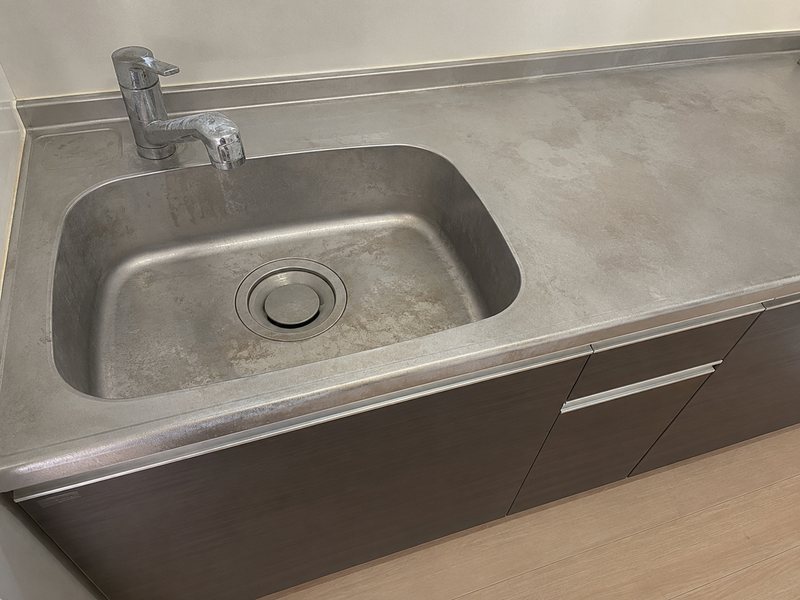 清掃前のキッチンシンク。全体がくすみ水垢が付着している